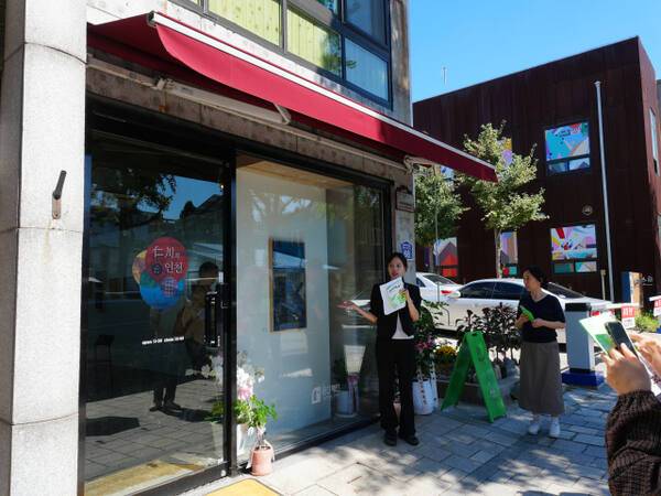 13일 오후 인천아트플랫폼 도슨트가 아트로드 프로젝트 관람객들에게 공간과 작품을 설명하고 있다. 인천아트플랫폼 제공