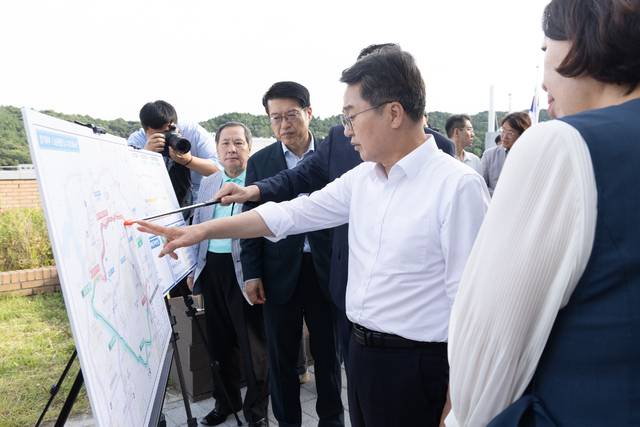 김동연 경기도지사가 15일 의정부시 민락국민체육센터에서 '경기북부 중심 고속화도로' 사업계획을 발표하고 현장 추가 보고를 받고 있다. 경기도 제공