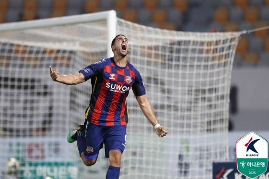 시즌 13호골 터트린 수원FC 싸박. 사진[연합뉴스]