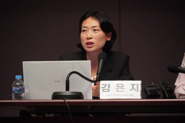 ▲2025년 9월 15일 서울 중구 한국프레스센터에서 방송기자연합회·전국언론노동조합·한국기자협회·한국PD연합회 주최로 '허위정보 배액배상 어떻게 봐야 하나' 토론회가 진행되고 있다. 사진은 김은지 한국기자협회 부회장(시사인 기자). 사진=전국언론노동조합