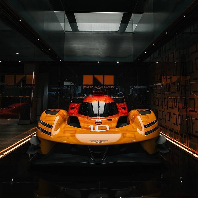 제네시스 스튜디오 뮌헨 1층에 전시된 GMR-001 하이퍼카 실차 디자인.