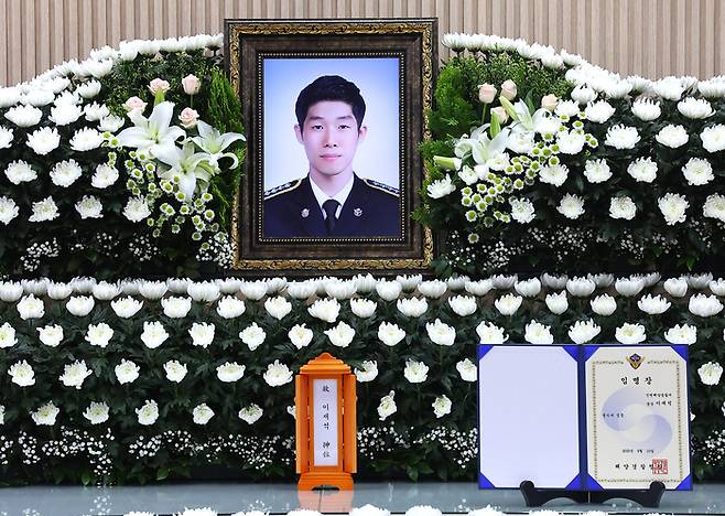 지난 11일 인천 동구의 한 장례식장에 갯벌 고립 노인에게 구명조끼를 벗어주고 숨진 해경 고(故) 이재석 경장 빈소가 마련되어 있다. 이 경장은 이날 오전 3시 30분께 인천 옹진군 영흥도 갯벌에서 70대 A씨가 고립됐다는 신고를 받고 현장에 투입돼 구조 작업 중 실종됐다. [사진 출처 = 연합뉴스]