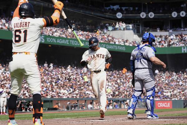 이정후는 팀의 첫 득점을 기록했다. 사진= AP= 연합뉴스 제공