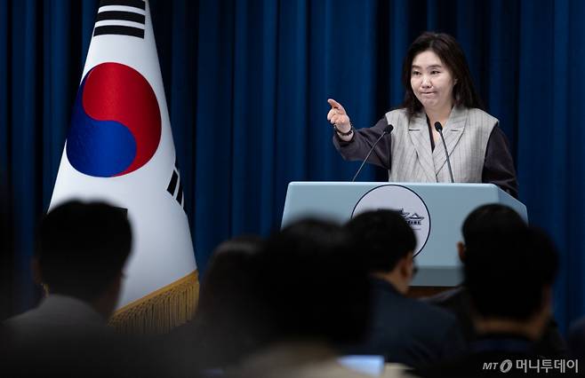 (서울=뉴스1) 이재명 기자 = 강유정 대통령실 대변인이 15일 서울 용산 대통령실 청사에서 핵심규제 합리화 전략회의 관련 브리핑을 마친 후 취재진 질문을 받고 있다. 2025.9.15/뉴스1  Copyright (C) 뉴스1. All rights reserved. 무단 전재 및 재배포,  AI학습 이용 금지. /사진=(서울=뉴스1) 이재명 기자