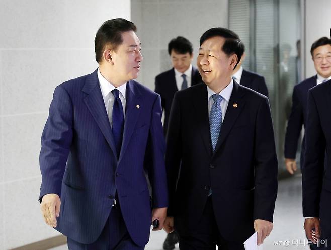 [서울=뉴시스] 김명년 기자 = 김병기 더불어민주당 원내대표와 구윤철 부총리 겸 기획재정부 장관이 15일 오전 서울 여의도 국회 의원회관에서 열린 추석 민생안정대책 당정협의에 참석하고 있다. 2025.09.15.