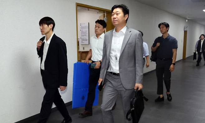 김건희 특검팀이 지난 7월14일 오전 '양평고속도로 특혜 의혹' 관련 세종시 정부세종청사 국토교통부 도로정책과 등을 압수수색하기 위해 이동하고 있다. /사진=뉴시스