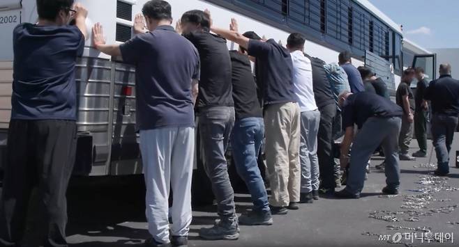 미국 이민세관단속국(ICE)가 조지아주 내 현대자동차그룹과 LG에너지솔루션 합작 배터리 공장 건설 현장의 한국인 직원 300여 명을 기습 단속·구금하는 영상을 공개했다. / 사진=뉴스1