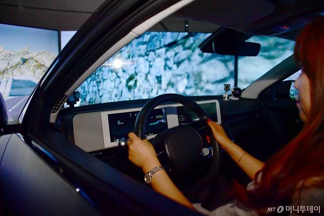 [광주=뉴시스] 류형근 기자 = 11일 오후 광주 북구 오룡동 광주인공지능집적단지에 설치된 드라이빙 시뮬레이터에서 미래차 자율주행 등 인공지능(AI) 기반 차량 실증이 진행되고 있다. 2025.09.11. hgryu77@newsis.com /사진=류형근