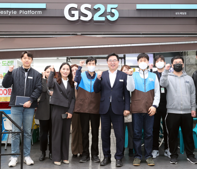 박일하(앞줄 오른쪽 세 번째) 서울 동작구청장이 지난 2023년 동작지역자활센터 편의점 사업단 현장을 방문해 기념촬영을 하고 있다. 동작구청 제공