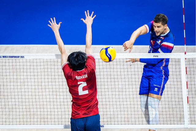 블로킹을 시도하는 황택의./Volleyballworld