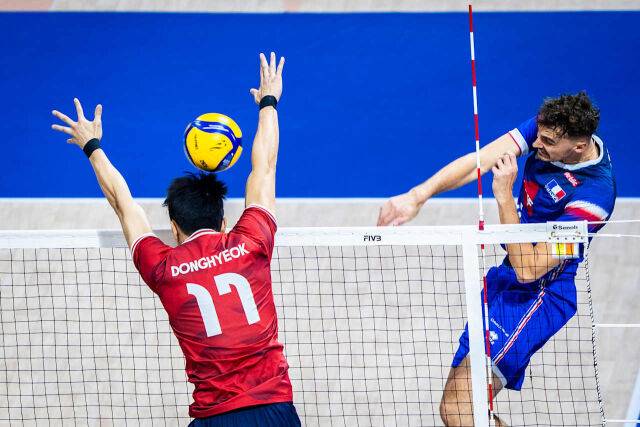 프랑스 아포짓 쟝 패트리와 1:1로 맞붙은 임동혁의 블로킹 시도./Volleyballworld