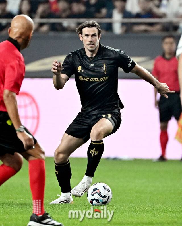 FC 스피어 가레스 베일이 14일 오후 서울 상암동 서울월드컵경기장에서 진행된 '2025 넥슨 아이콘 매치' 에서 드리블을 하고 있다. ‘2025 아이콘 매치’는 2000년대 세계 축구를 호령했던 호나우지뉴, 가레스 베일, 웨인 루니, 디디에 드로그바, 스티븐 제라드, 티에리 앙리, 박지성, 리오 퍼디낸드 등이 ‘공격수팀’(FC 스피어)과 ‘수비수팀’(실드 유나이티드)으로 맞붙어 ‘창과 방패’의 대결을 펼치는 경기다./서울월드컵경기장=송일섭 기자