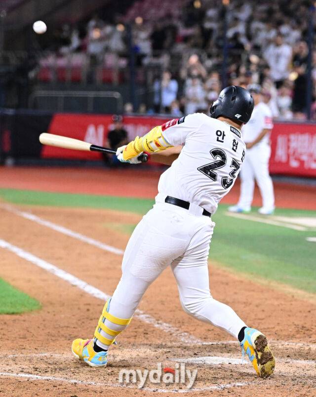 2025년 9월 4일 오후 경기도 수원KT위즈파크에서 열린 '2025 신한 SOL뱅크 KBO 리그' LG 트윈스와 KT 위즈의 경기. KT 안현민이 7회말 무사 1루서 2점 홈런을 치고 있다./마이데일리