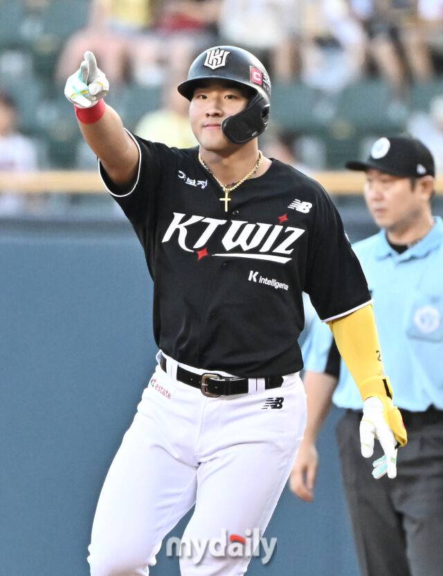 22일 오후 서울 잠실야구장에서 진행된 '2025 프로야구 KBO리그' 두산베어스 KT위즈의 경기. KT 안현민이 1회초 무사 1,2루서 1타점 적시타를 친 뒤 환호하고 있다./마이데일리