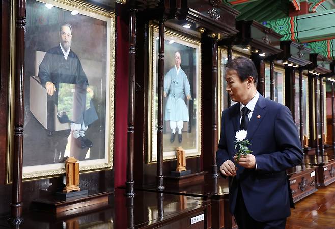 권오을 국가보훈부 장관이 지난달 서울 효창공원 내 의열사에서 보훈단체장들과 합동 참배하는 모습. [연합]