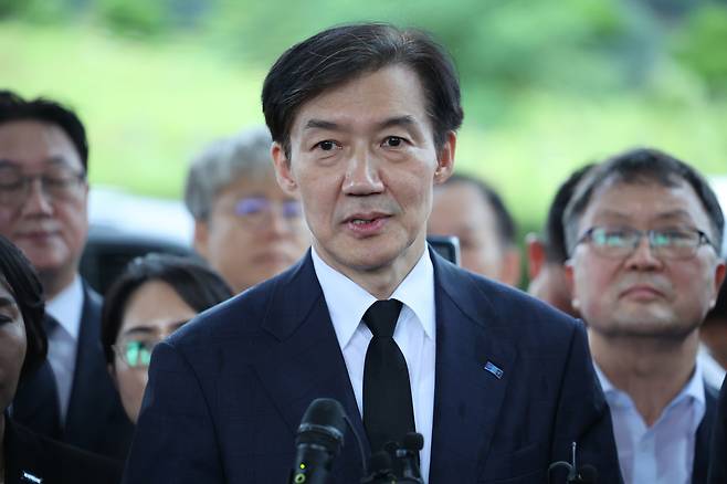 조국혁신당 조국 혁신정책연구원장이 26일 광주 북구 국립5·18민주묘지를 찾아 참배한 뒤 취재진의 질문에 답변하고 있다. [연합]