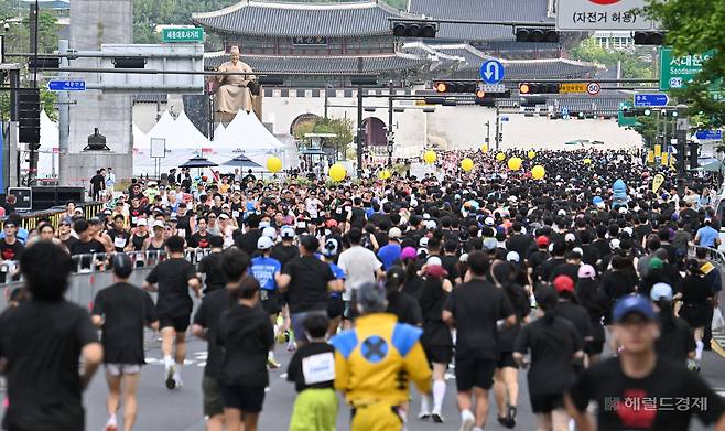 14일 오전 서울 중구 서울광장에서 열린 ‘마블런 2025 서울’에서 참가자들이 힘차게 코스를 달리고 있다. 지난 2016년 첫 개최 이후 7회째를 맞이한 마블런 2025 서울은 마블 세계관을 테마로 한 러닝 이벤트이다. 올해는 기존 10km 코스에 더불어 21.0975km 하프코스가 추가 됐으며 총 1만 5000명의 참가자들이 함께했다. 임세준 기자