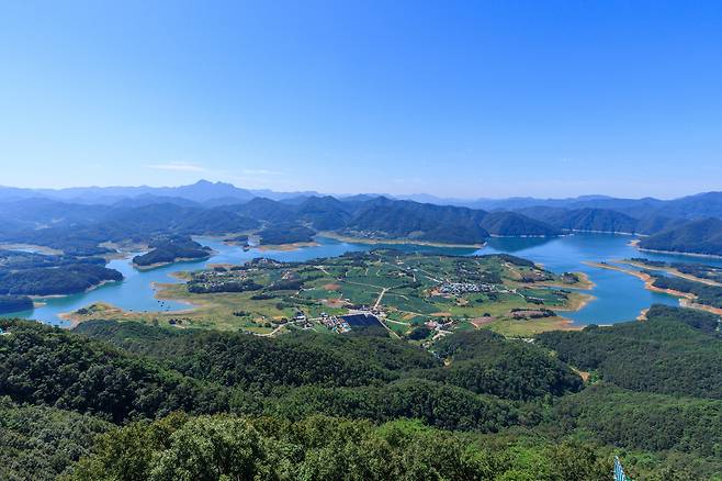 케이블카로 오르는 비봉전망대서 본 청풍호 풍경