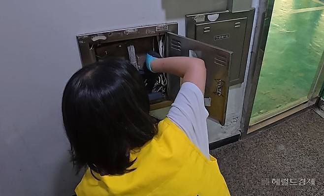 지난 11일 서울 마포구 홍익대 인근에서 진행된 마약 던지기 합동 점검에서 서울시 보건의료정책과 직원이 건물 내부 통신선을 살펴보고 있다. 이영기 기자.