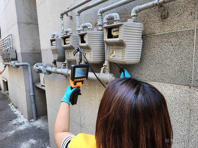지난 11일 서울 마포구 홍익대 인근에서 진행된 마약 던지기 합동 점검에서 서울시 보건의료정책과 직원이 계량기 내부를 내시경 카메라로 살펴보고  있다. 이영기 기자.