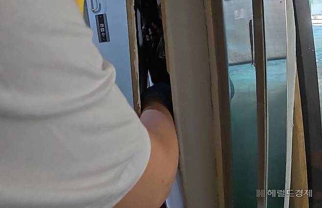 지난 11일 서울 마포구 홍익대 인근에서 진행된 마약 던지기 합동 점검에서 서울시 보건의료정책과 직원이 계량기 내부에 손을 넣어 마약을 찾고 있다. 이영기 기자.