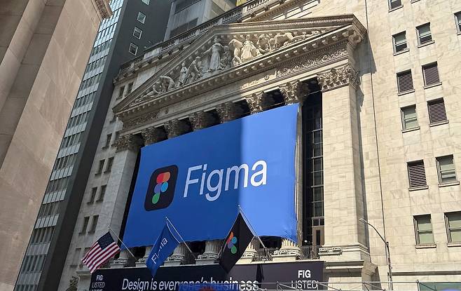 31일(현지시간) 미국 뉴욕에서 디자인 소프트웨어 공급업체인 피그마의 기업공개가 진행되는 동안 사람들이 뉴욕 증권거래소 밖으로 모여들고 있다. [AP]