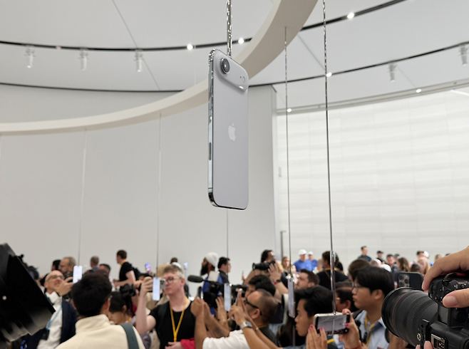 애플이 지난 9일(현지시간) 미 캘리포니아주 쿠퍼티노 애플 파크 내 스티브 잡스 시어터에서 공개한 ‘아이폰 에어’ [연합]