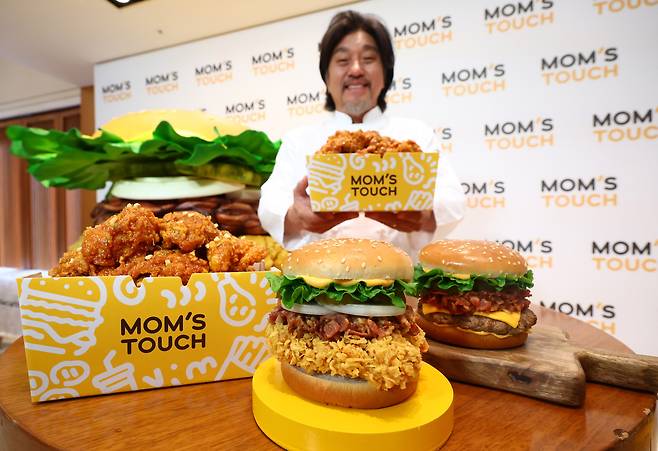 지난 1월 21일 서울 중구 신라호텔 영빈관에서 열린 맘스터치 신메뉴 출시 기념회에서 ‘흑백요리사: 요리 계급 전쟁’ 준우승자인 에드워드 리 셰프가 신제품을 소개하고 있다. [뉴시스]