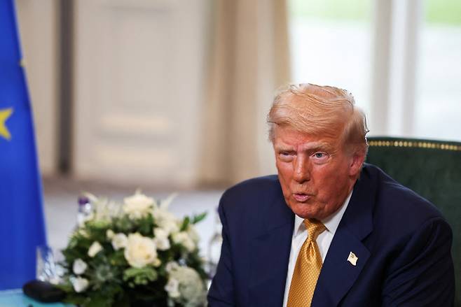 지난 27일(현지시간) 영국 스코틀랜드 턴베리의 트럼프 턴베리 골프 클럽에서 도널드 트럼프 미국 대통령(오른쪽)이 발언하는 모습. [게티이미지]