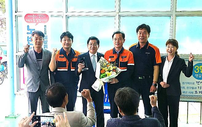 이상휘 의원(왼쪽 세번째)이  해도동 주민들로부터 감사패를 받은후 기념사진을 찍고 있다.[의원실 제공]