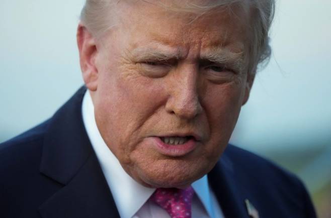 도널드 트럼프 미국 대통령이 14일(현지시간) 미국 뉴저지주에서 워싱턴DC로 출발하기 위해 에어포스원에 탑승하고 있다. [로이터]