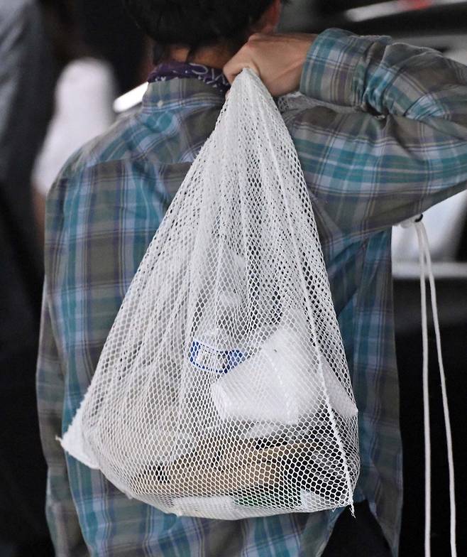 미국 이민당국에 의해 조지아주에 구금됐던 한국인 근로자들이 12일 인천국제공항 제2여객터미널을 통해 입국해 이동하고 있다. [연합]