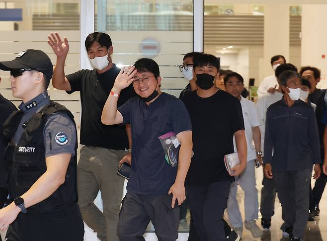미국 이민당국에 의해 조지아주에 구금됐던 한국인 근로자들이 12일 인천국제공항 제2여객터미널 입국장을 나서고 있다. [연합]