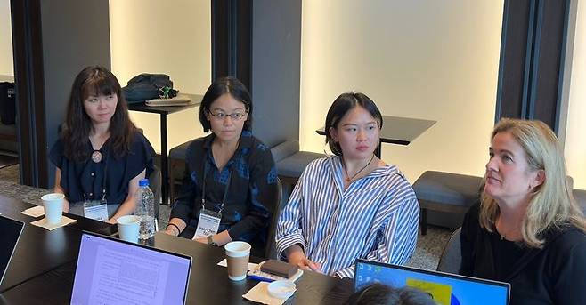 [서울=뉴시스] 국외소재문화우산재단 '해외전문가 보존처리 교육 워크숍' 해외 참가자 영국박물관 보존처리전문가 교코 구스노키(왼쪽부터), 미국 보스턴미술관 보존처리전문가 신천 차이, 미국 필라델피아미술관 보존처리 펠로우 태미 홍, 미국 메트로폴리탄미술관 보존처리전문가 제니퍼 페리가 13일 서울 인사동 나인트리호텔에서 인터뷰하고 있다. (사진=국외소재문화우산재단  제공) 2025.09.15. photo@newsis.com *재판매 및 DB 금지