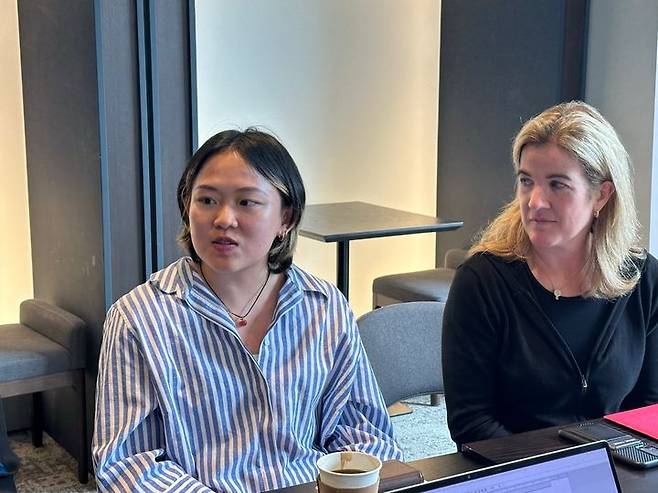 [서울=뉴시스] 국외소재문화우산재단 '해외전문가 보존처리 교육 워크숍' 해외 참가자 미국 필라델피아미술관 보존처리 펠로우 태미 홍(왼쪽)과 미국 메트로폴리탄미술관 보존처리전문가 제니퍼 페리가 13일 서울 인사동 나인트리호텔에서 인터뷰하고 있다. (사진=국외소재문화우산재단 제공) 2025.09.15. photo@newsis.com *재판매 및 DB 금지