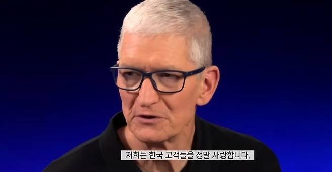 [서울=뉴시스] 팀 쿡 애플 최고경영자(CEO)가 지난 9일(현지 시간) 미국 캘리포니아주 쿠퍼티노 애플 본사에서 한국 테크 유튜버 '잇섭'과 인터뷰를 하고 있다. (사진=유튜브 채널 '잇섭' 캡처) *재판매 및 DB 금지