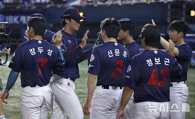 [서울=뉴시스] 최진석 기자 = 21일 서울 송파구 잠실야구장에서 열린 프로야구 '2025 신한 SOL 뱅크 KBO리그' 롯데 자이언츠와 LG 트윈스의 경기, 4회말을 마친 롯데 선발투수 이민석이 더그아웃으로 들어가며 동료들과 기뻐하고 있다. 2025.08.21. myjs@newsis.com