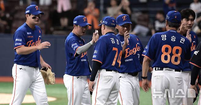[서울=뉴시스] 정병혁 기자 = 26일 서울 구로구 고척스카이돔에서 열린 2025 KBO리그 한화 이글스와 키움 히어로즈의 경기, 3대1로 승리한 한화 선수들이 김경문 감독과 하이파이브를 하고 있다. 2025.08.26. jhope@newsis.com
