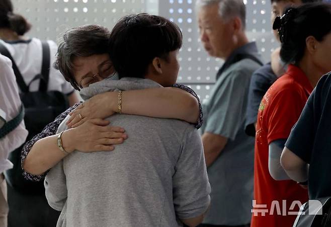 [인천공항=뉴시스] 황준선 기자 = 미국 이민당국에 의해 조지아주에 구금됐던 한국인 근로자들이 12일 인천국제공항 제2여객터미널을 통해 귀국한 뒤 주차장에서 가족과 만나고 있다. (공동취재) 2025.09.12. photo@newsis.com