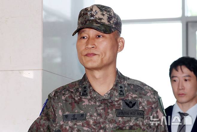 [서울=뉴시스] 조성우 기자 = 박진희 전 국방부 군사보좌관이 12일 오전 서울 서초구 순직 해병 특별검사팀 사무실에서 피의자 소환 조사를 받기 위해 출석하고 있다. 2025.09.12. xconfind@newsis.com
