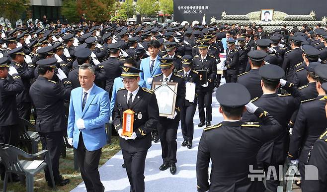 [인천=뉴시스] 전진환 기자 = 갯벌에 고립된 노인을 혼자 구하려다 숨진 고(故) 이재석 경사의 영결식이 진행된 15일 오전 인천 서구 인천해양경찰서에서 고인의 영정과 유해가 동료들의 경례를 받으며 나오고 있다. 2025.09.15. amin2@newsis.com