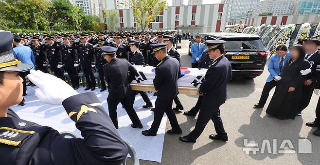 [인천=뉴시스] 전진환 기자 = 갯벌에 고립된 노인을 혼자 구하려다 숨진 고(故) 이재석 경사의 영결식이 진행된 15일 오전 인천 서구 인천해양경찰서에로 고인의 유해가 도착하고있다. 2025.09.15. amin2@newsis.com