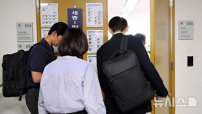 [세종=뉴시스] 강종민 기자 = 양평고속도로 특혜  의혹 관련 국토교통부 압수수색에 나선 김건희 특검팀이 지난 7월 14일 오전 정부세종청사 국토부 도로국장실로 들어가고 있다. 2025.09.15. ppkjm@newsis.com