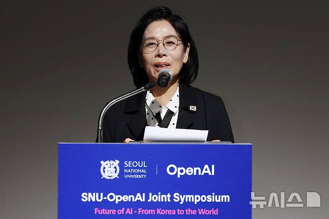 [서울=뉴시스] 조성우 기자 = 최민희 국회 과학기술정보방송통신위원회 위원장이 11일 오전 서울 관악구 서울대학교 글로벌공학교육센터에서 열린 서울대·오픈AI 공동 심포지엄에서 축사를 하고 있다. 2025.09.11. xconfind@newsis.com