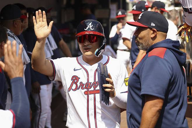 [애틀랜타=AP/뉴시스] 애틀랜타 브레이브스의 김하성이 15일(한국 시간) 미국 조지아주 애틀랜타의 트루이스트 파크에서 벌어진 2025 메이저리그(MLB) 휴스턴 애스트로스와의 경기에서 2회말 득점을 올린 뒤 동료들과 하이파이브를 하고 있다. 2025.09.15