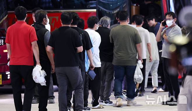 [인천공항=뉴시스] 황준선 기자 = 미국 이민 당국에 체포·구금됐다가 석방된 한국인 근로자들이 12일 오후 인천국제공항을 통해 귀국해 가족의 품으로 향하고 있다.풀려난 한국인들은 지난 4일 미국 조지아주 엘러벨의 현대차그룹-LG에너지솔루션 배터리 합작공장 건설 현장에서 체포·구금된 지 8일 만에 고국 땅을 밟게 됐다. (공동취재) 2025.09.12. photo@newsis.com