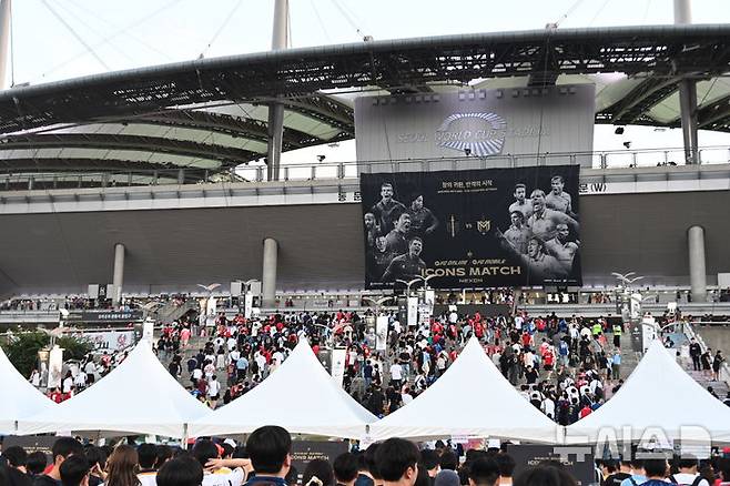 [서울=뉴시스] 윤정민 기자 = 넥슨이 14일 오후 서울월드컵경기장에서 이벤트 대회 '2025 아이콘 매치: 창의 귀환, 반격의 시작(이하 '아이콘 매치')'을 입장하기 위해 팬들이 줄을 서고 있다. 2025.09.14. alpaca@newsis.com