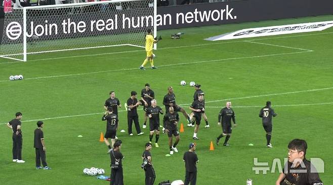 [서울=뉴시스] SOOP 스트리머 '감스트'가 지난 14일 오후 넥슨 '2025 아이콘 매치: 창의 귀환, 반격의 시작'이 열린 서울월드컵경기장에서 마련된 SOOP 코스트리밍 존에서 현장 중계를 진행했다. (사진=SOOP '감스트' 채널 캡처)