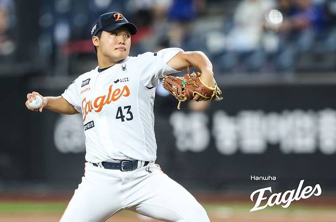 [서울=뉴시스] 프로야구 한화 이글스 정우주가 15일 대전 한화생명볼파크에서 열린 2025 신한 쏠뱅크 KBO리그 키움 히어로즈와의 경기에 선발 등판해 공을 던지고 있다. (사진=한화 이글스 제공) 2025.09.15. *재판매 및 DB 금지