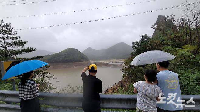 지난 13일 강릉에 단비가 내리면서 오봉저수지를 찾은 시민들이 근심어린 표정으로 저수지 상황을 유심히 살피고 있다. 전영래 기자